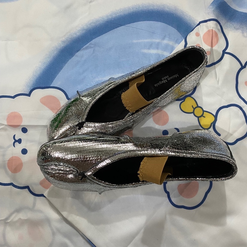 Maison Martin Margiela Silver Split-Toe Flats with Brown Strap - Picture 5 of 8